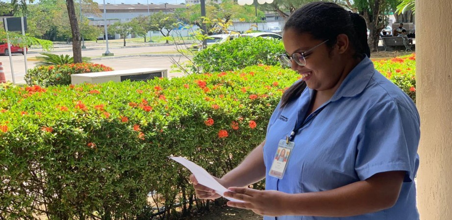 Aryany Lucy atua como auxiliar administrativo na AESO-Barros Melo. Foto: Thayse Medeiros.